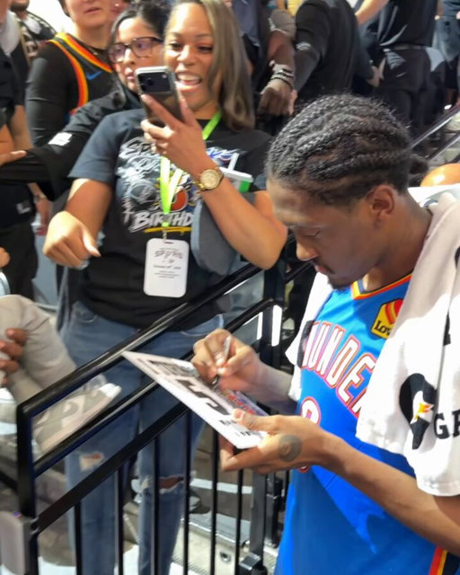 "I like your jersey JDub!" 🥹

Jalen Williams (12 PTS, 7 REB) took some time to sign an autograph for a young fan after tonight's Thunder win in their season opener! 