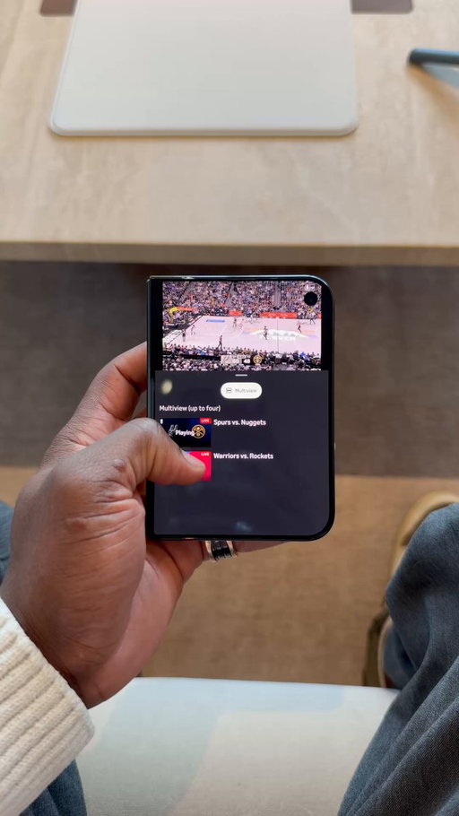 Ok this is cool and so needed! PrimeVideo Multiview… you can even select which audio you want to hear. It would be nice to have two separate headphones or one headphone one loudspeaker if you want tho 