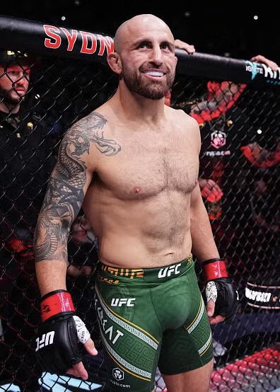 🚨The last time Volk defended against an unbeaten challenger was Ilia Topuria in 2024 — He lost his belt by KO.

Volk will defend his belt at UFC 333 vs 20–0 Movsar Evloev. Volk has a 50% chance to win on Polymarket. 