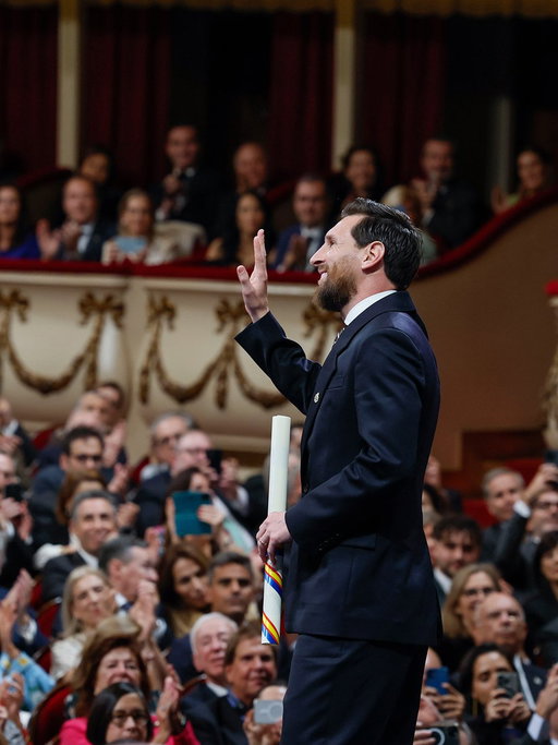 Felicidades, Leo Messi, por el Premio Princesa de Asturias de los Deportes 2026.

Un reconocimiento más que merecido a tu extraordinario talento, que ha dejado una huella imborrable dentro y fuera del campo, convirtiéndote en un referente mundial del fútbol por tu excelencia, tu compromiso con el deporte y tu solidaridad.

Una trayectoria llena de éxitos en la que el FC Barcelona ha sido una parte fundamental de tu vida y de tu historia. Un vínculo inseparable que forma parte del legado del Club y del que siempre será un orgullo que sigas formando parte.