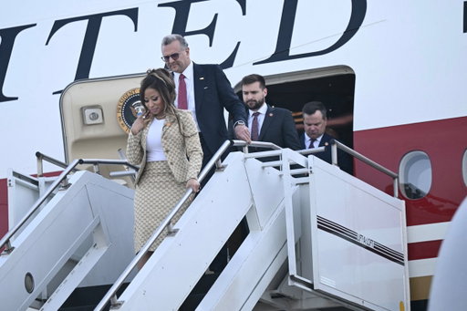 Nicki Minaj hopping off of Air Force One in Michigan 🇺🇸 