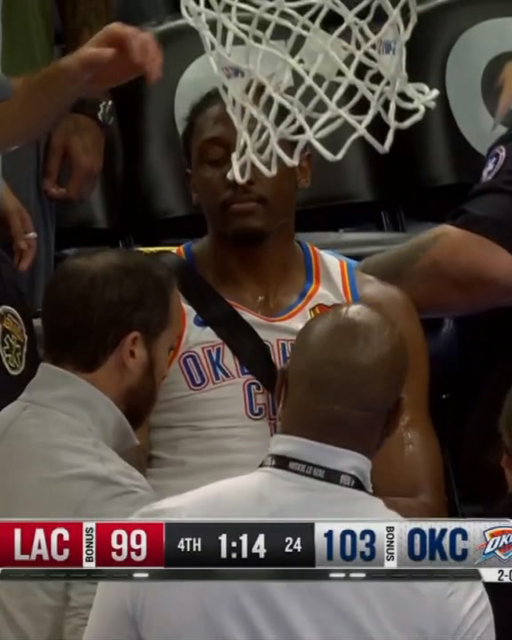 Jalen Williams receives a standing ovation after being stretchered off following a leg injury 🙏 