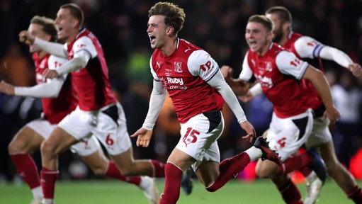 𝐀𝐫𝐬𝐞𝐧𝐚𝐥’𝐬 𝐇𝐢𝐬𝐭𝐨𝐫𝐢𝐜 𝐂𝐚𝐫𝐚𝐛𝐚𝐨 𝐂𝐮𝐩𝐬𝐞𝐭 🏆 

How Fleetwood Town pulled off one of the biggest upsets in English football 

An excerpt from the MiB Newsletter (free to read) ⬇️ 

It’s rare to witness the biggest night in a football club’s history. 

But those in attendance at the mighty Highbury Stadium last night can say they were present for what may be the greatest Carabao Cup upset of all time, as League Two side Fleetwood Town eliminated reigning Premier League champions Arsenal 5-3 in penalties.

Eighty-four positions in the English football table and nearly $1.4 billion in squad value separated them, but that did not deter the Fishermen from creating their own narrative. 

The home team fought bravely for a 1-1 draw in the 90 minutes, and after three well taken penalties for each side, Bruno Guimarães saw his attempt saved and followed by a winning shot from Fleetwood’s Conor Haughey — whose strike sent the ground into a raucous state of euphoria. 

All 26,232 residents of the tiny Lancashire town will never forget that moment.

Read MORE in the MiB Newsletter. SUBSCRIBE 📫: https://t.co/h8yonn11tv