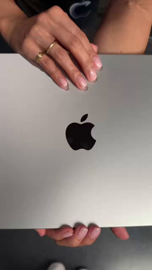 Amazing lil detail on the new touchscreen macbooks: the glowing apple is back!! Full vid is coming soon! #isadoestech #appleevent 