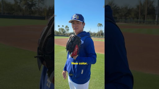 Yoshinobu showing off his new glove and matching cleats. 👀 #dodgers #sports #losangeles