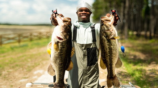 Travis Hunter Competes in a 2v2 Fish Off!! (BIG BASS, 20lb Bag!!)