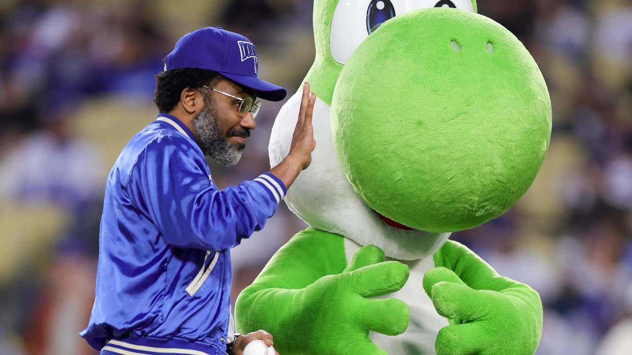 Donald Glover threw out a first pitch to Yoshinobu Yamamoto ... with Yoshi in attendance 🤣