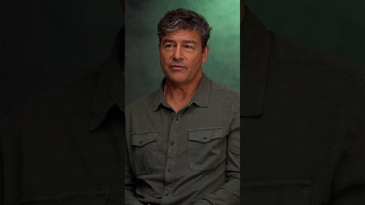 Kyle Chandler Puts on the Green Lantern Suit