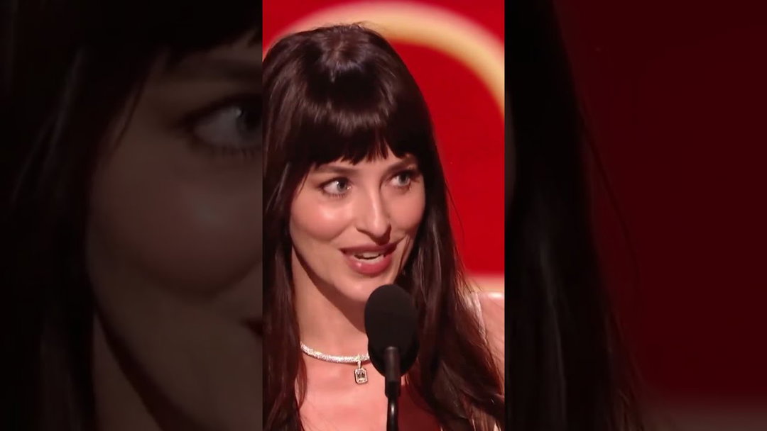 Dakota Johnson awards Taylor Swift | 2026 MTV VMAs #DakotaJohnson #TaylorSwift #MTV #VMAs #Shorts