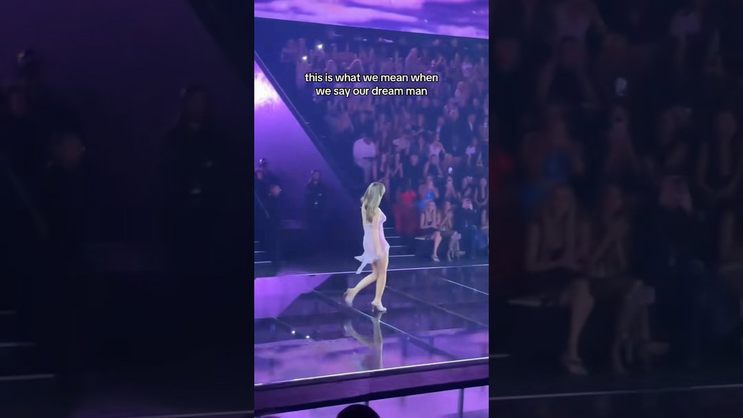 Barbara Palvin walking the VSFS 2026 🪽