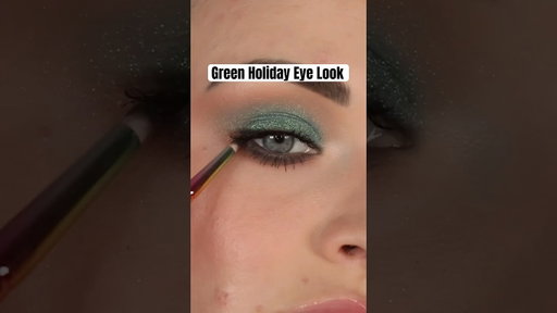 Sparkly green holiday eye look ✨ Merry Christmas Eve everyone! 🎅🏻 #greeneyeshadow