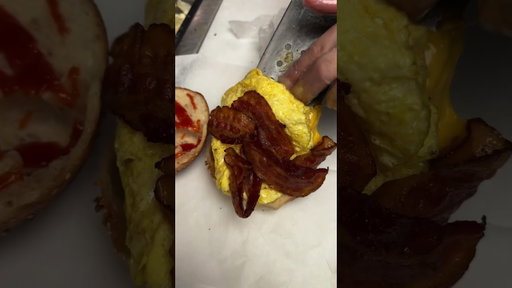 a proper Jersey BACON EGG N' CHEESE with a CRISPY hashbrown 🥯🥓