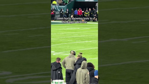 Jalen hurts showing love to the Eagles defense #symonewiththesports  #eagles #jalenhurts