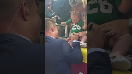 Gronk’s first time signing a baby! 👶🏻
