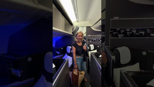 The look on her face - priceless 🥰 #surprise #businessclass