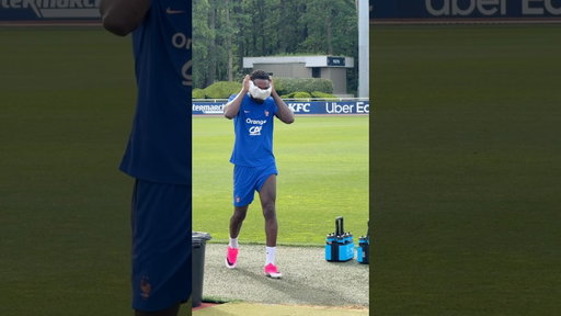 Quand Thuram imite Olise… 👣🤣