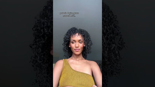 I love it at the same time I can’t stand it, especially in the winter… . . . . . #curlyhair
