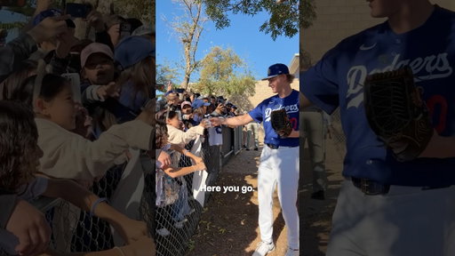 A Valentine's Day surprise from our pitchers and catchers! 💙 #dodgers #sports #losangeles