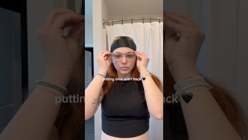 a hack I use to put my scarf on 🖤🫶🏼 #hair #hairstyle #scarf #hairtutorial #summerhair
