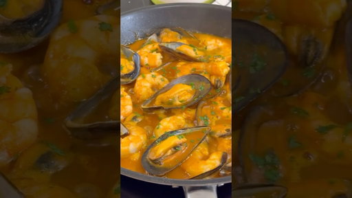 CAZUELITA DE MEJILLONES Y LANGOSTINOS A LA MARINERA!!😋👏 #youtubeshorts #shorts