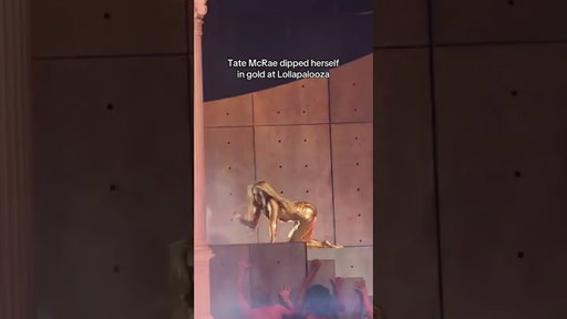 Dipped in gold to perform “Sports Car” 🏆 #Lollapalooza #TateMcRae #Lollapalooza2026 #MusicTok