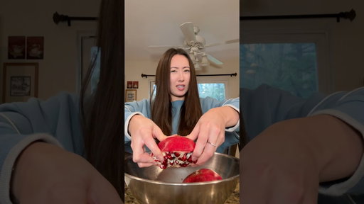 New pomegranate peeling method?? #pomegranate #pomegranatefruit