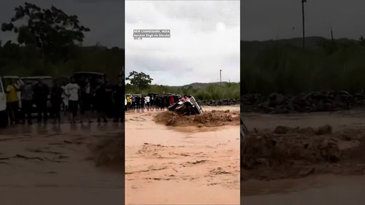 Men, Jeep Pulled Away in India Flood गाड़ी बाढ़ में फँस गई! क्या होगा आगे?