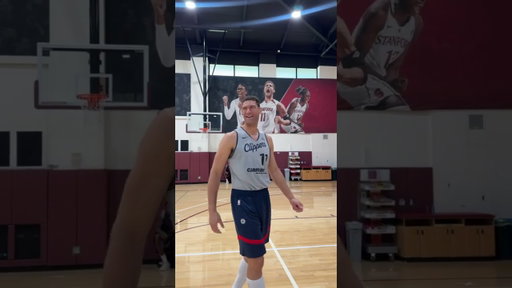 Brook Lopez recreates his college photo😂