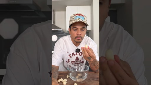 The Easiest Way To Peel Garlic! #howtopeelgarlic #garlic #cookinghacks