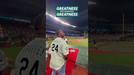 Ken Griffey Jr. admiring Ichiro bombs 🤩