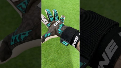 The OG1 is your second skin ⚡#goalkeeper  #goalkeepergloves #goalkeepertraining #goalkeepers