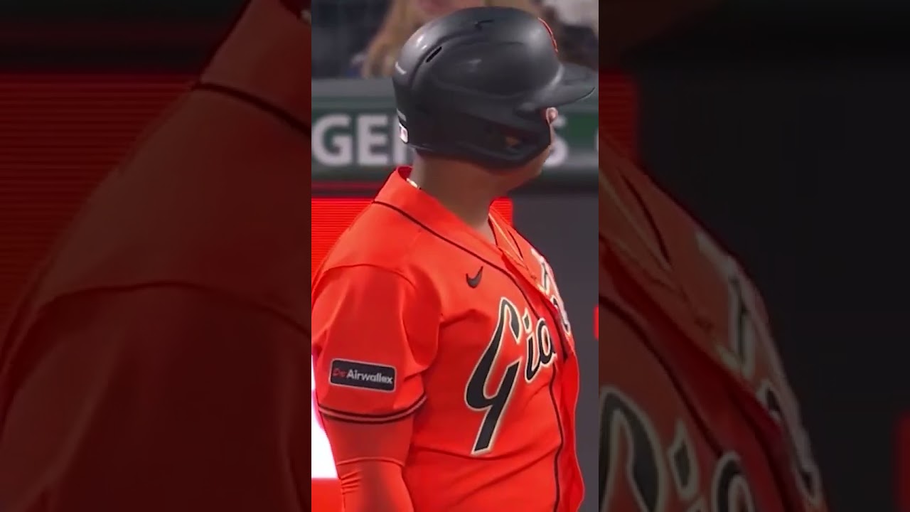 Rafael Devers' reaction to Nolan McLean's movement 😳🤣