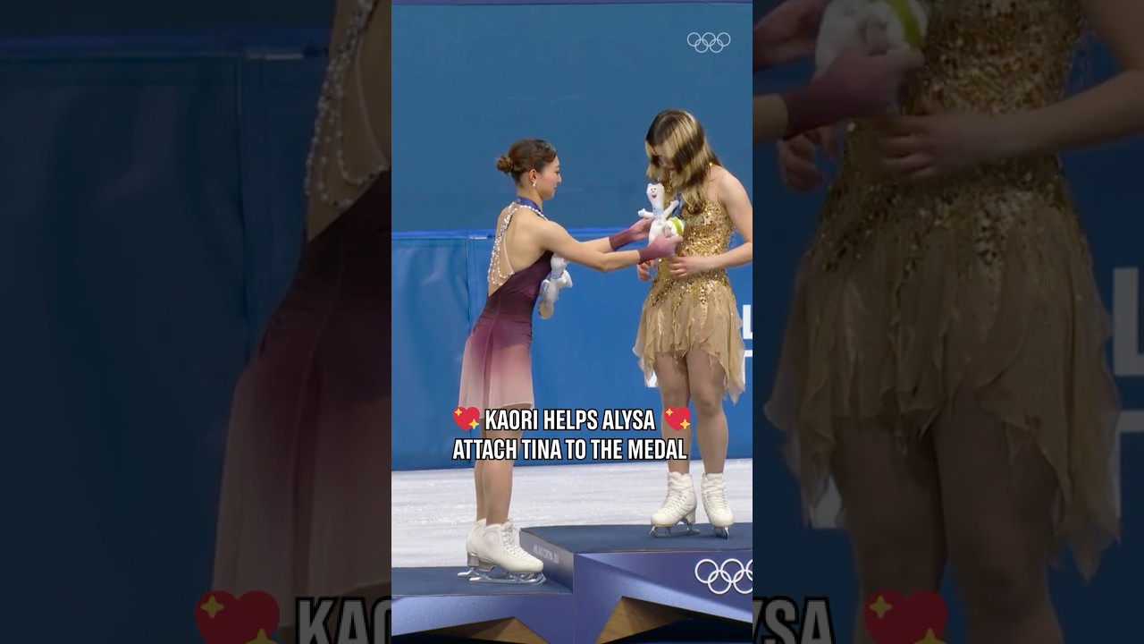 Sakamoto Kaori shows Alysa Liu how to attach Tina to the medal 😍