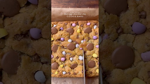 Mini eggs chocolate chip cookie bars🤤 #minieggs #cookies #chocolate #shortsfeed #recipe #viral