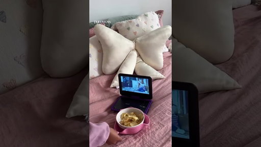 Would You Use a Portable DVD Player? #2000s #nostalgia #carriebradshaw