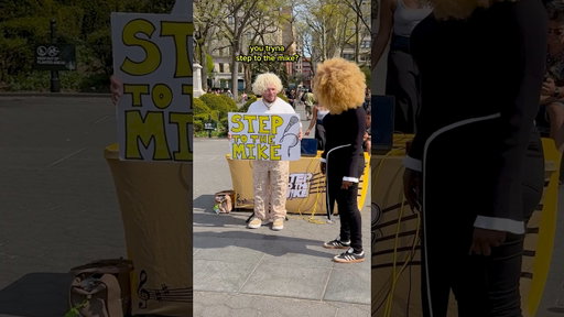 She brought The Voice energy straight to the sidewalk 🗽🎤