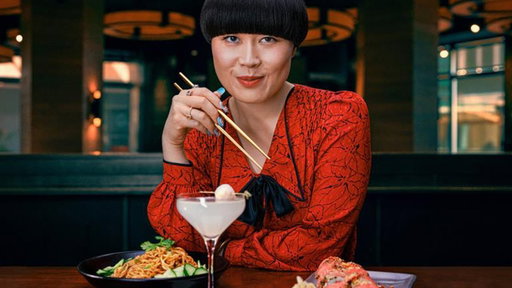 @AtsukoComedy Tries P.F. Chang's New Menu