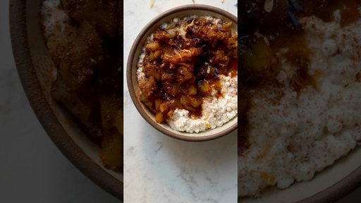 This Cinnamon Apple Breakfast Bowl is the perfect morning fuel! #cottagecheese #recipe #protein