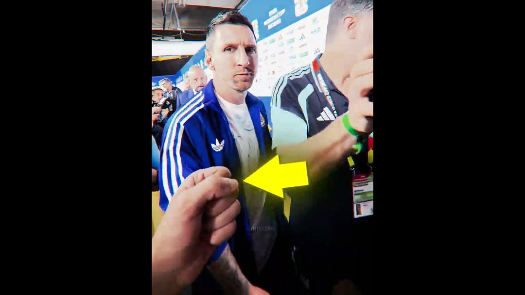 When Messi Greets You ❤️