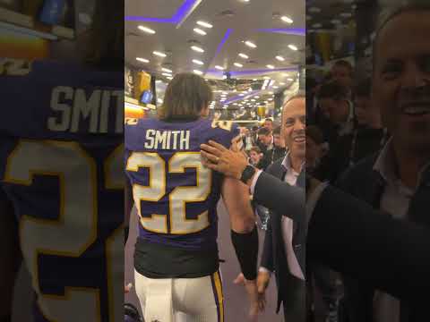 Harrison Smith Enters Locker Room after First Game Back 👏