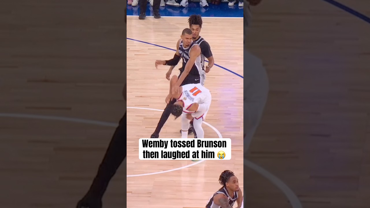 Wemby and Jalen Brunson went at it 😳