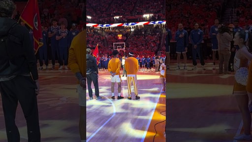 Go USA 🇺🇸 & Go VOLS 🏀 #America #nationalanthem #singer #tennesseevols #collegebasketball