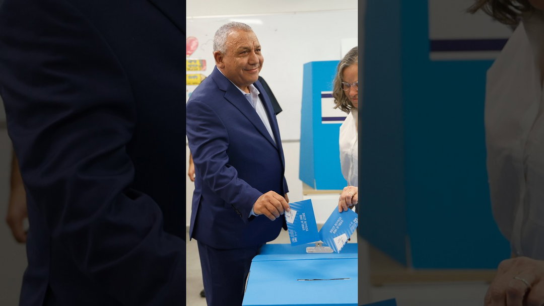 Israeli Opposition Leader Eisenkot Casts Ballot in Election