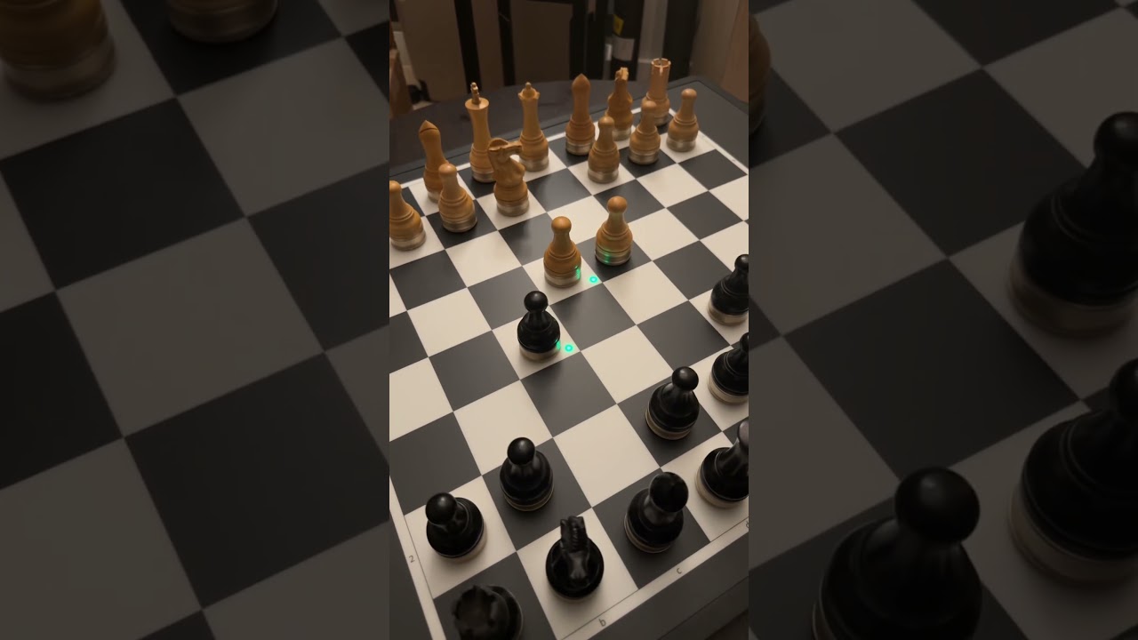 Self moving chessboard #Cool ￼