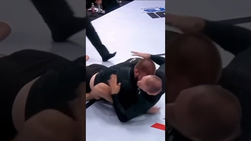 Big Dan Manasoiu hits a rare submission 😮
