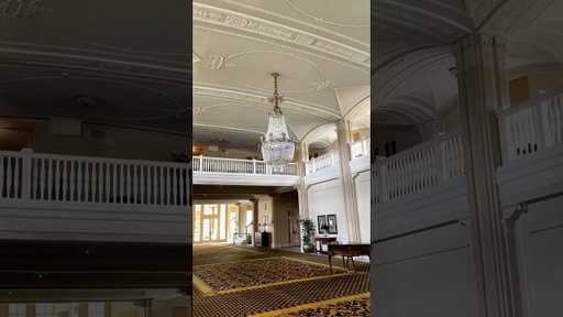 Discover a historic Chicago building and tons of frogs - for free!