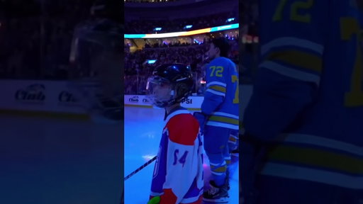 Video guy sings national anthem at Blues game 🇺🇸
