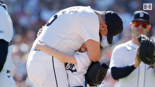 Justin Verlander Walks Off The Field For Final Time, Greeted By Daughter & Family