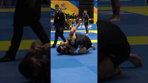 Flying triangle to armbar against a world champion 🔥