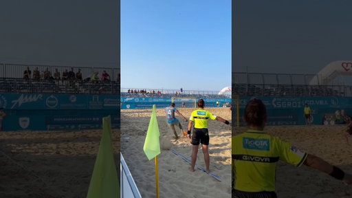 Catarino with the BEST free kick you’ll see today! 🤩💫🇧🇷 #beachsoccer  #football #soccer #beach